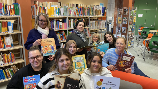 Bundesweiter Vorlesetag: Studierende der Fachschule Sozialpädagogik lesen Kindern vor